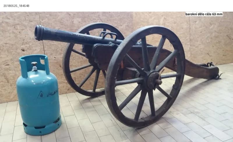 Původní evidenční fotografie děla ve skladu s plynovou lahví